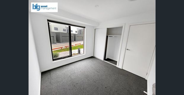 Modern & Spacious Three-Bedroom Townhouse in Prime Location! - Photo 1