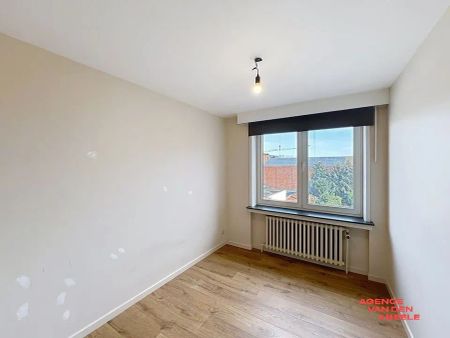 Lichtrijk appartement met zeer ruim terras gelegen te centrum Oostkamp - Photo 5