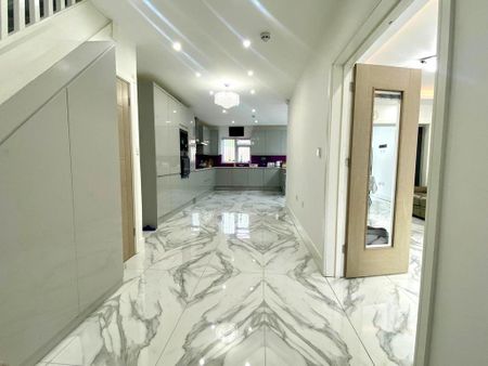 5 bedroom semi-detached house to rent - Photo 4