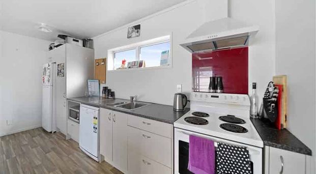 Sunny three bedroom home - Photo 1