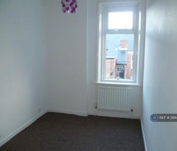 3 bedroom flat to rent - Photo 4