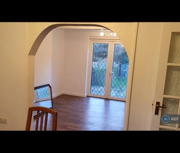 3 bedroom end of terrace house to rent - Photo 3