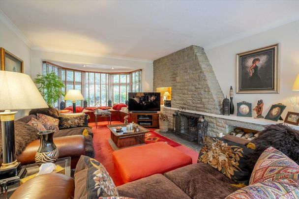 Secluded family living on the edge of Ascot Racecourse. - Photo 1