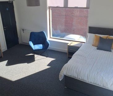 3 bedroom end of terrace house to rent - Photo 2