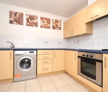 1 bedroom in a flat share to rent - Photo 4