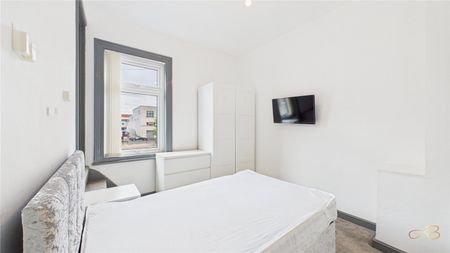3 Bedroom Terraced - Photo 4