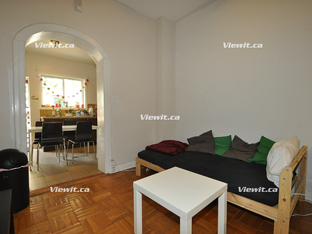 LARGE, bright 4 bedroom flat at Bloor and Bathurst - Photo 3