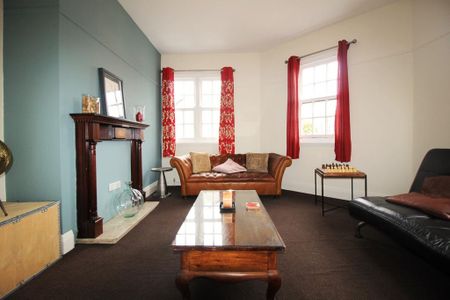 2 bedroom flat to rent - Photo 2