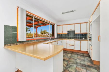 “Beautifully Renovated Family Home with Pool, Deck & Spacious Garden” - Photo 5