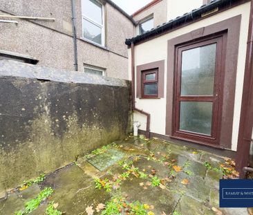 4 bedroom end of terrace house to rent - Photo 1