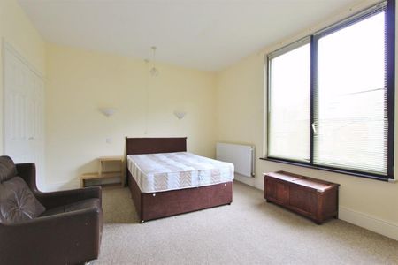 4 bedroom House To Let - Photo 3