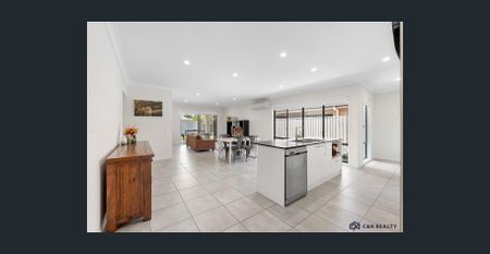Modern Family Living with Multiple Living Spaces – Pimpama - Photo 3