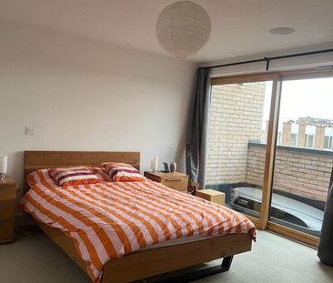 3 Bed Terraced House, Vinery Way, W6 - Photo 2