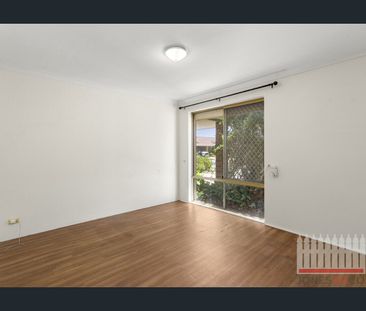 Spacious 2×1 Villa with Huge Backyard in Quiet Bassendean Complex - Photo 3