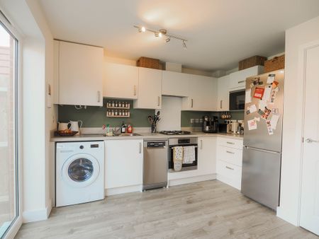 3 bedroom semi-detached to let - Photo 4