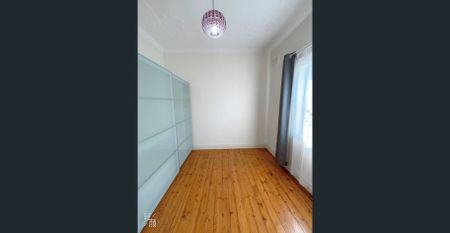 Spacious lounge area & Separate sunroom & Large gas-equipped kitchen & Great Location & Convenient Lifestyle! SHARED PROPERTY WITH 2 GIRLS. GIRLS ONLY - Photo 2