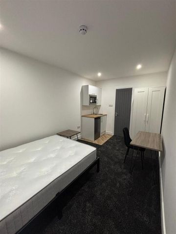 1 bedroom in a house share to rent - Photo 2