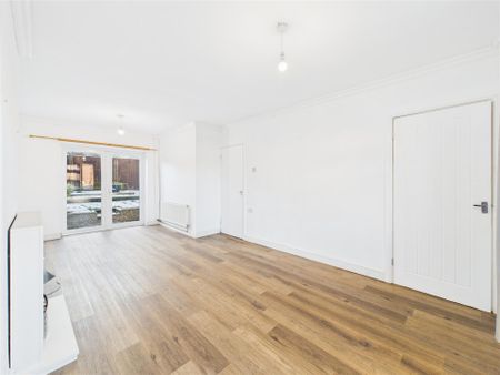 3 bedroom Semi-detached house to rent - Photo 4