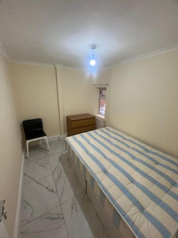 4 bedroom flat to rent - Photo 3