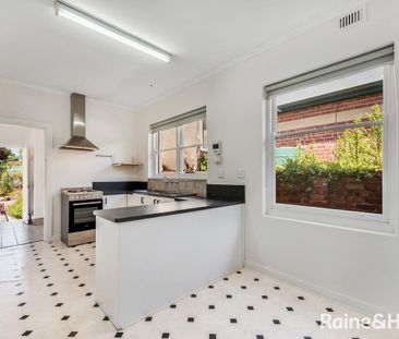 Charming 2-Bedroom Stone Frontage Cottage in Prestigious Dulwich - Photo 3