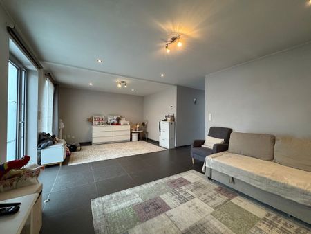 Charmante woning met 2 slaapkamers en ruime tuin te Izegem - Photo 2