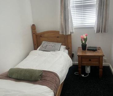 Room in a Shared House, Disraeli Gardens, LS11 - Photo 5