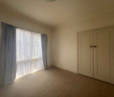 Spacious Single-Level Living in Prime Blackburn Location - Photo 4