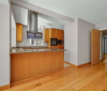 A well presented three bedroom detached family house situated in qu... - Photo 1