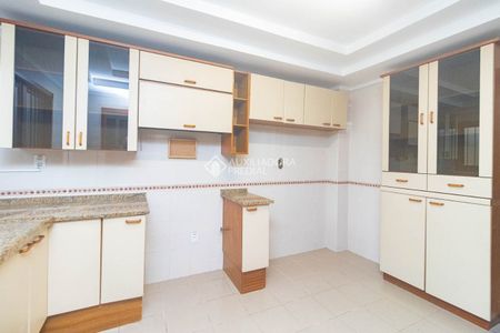 Casa com 4 quartos e 214m² para alugar em São João, Porto Alegre. - Foto 2