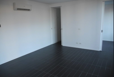 Perfectly Located 1 Bedroom Apartment - Photo 2