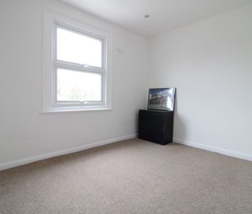 1 Bed Flat, Bensham Manor Road, CR7 - Photo 2
