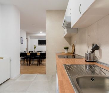 Spacious double bedroom in calle Martin de los Heros - Photo 1