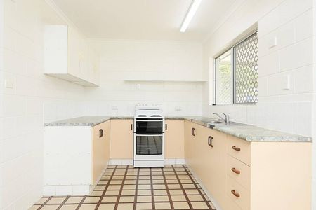 Freshly Painted - Tiled & AirConditioned - Large Patio - Garage - Photo 4