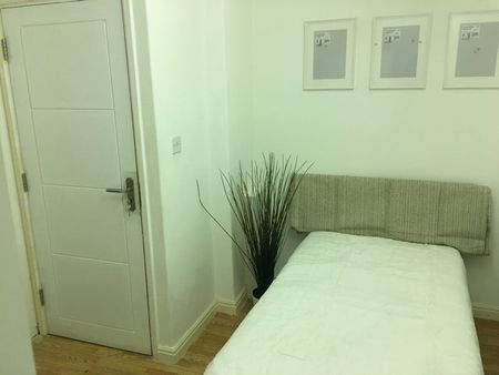2 Bed Flat, Boreman House, SE10 - Photo 2