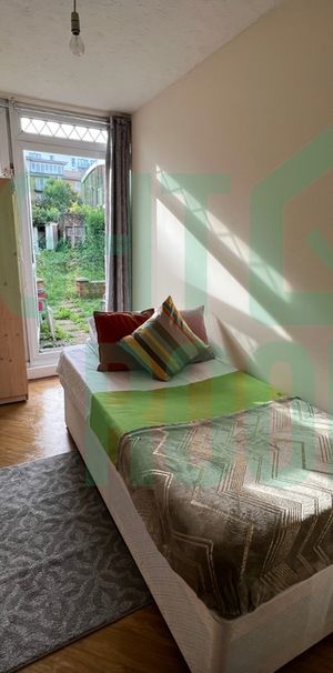 Room in a Shared House, Grosvenor Road, E14 - Photo 1