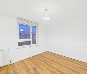3 bedroom flat to rent - Photo 4