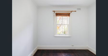 Sunlit terrace living in a premier village pocket - Photo 2