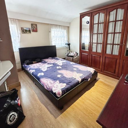 Semi-detached House to rent - Bill Street Road, Rochester, ME2 - Photo 3
