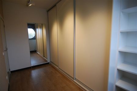 Prachtig appartement met 2 slaapkamers, terras en garagebox gelegen in Residentie Kloosterbempden, midden in het centrum van Maaseik. - Foto 5