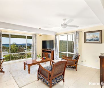 Large 4 bedroom home with stunning water views - Photo 2