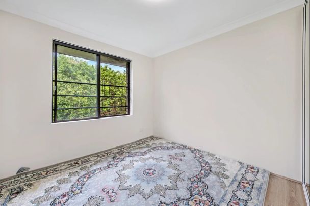 Beautifully Presented Two Bedroom Apartment - Photo 1