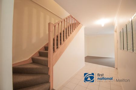 Spacious 4-Bedroom Townhouse in Central Melton! - Photo 4