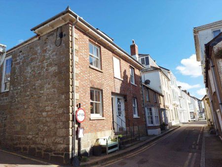 A delightful 3 bedroom traditional three storey Marazion town house just a few yards from the sandy beaches and St Michael's Mount. - Photo 2