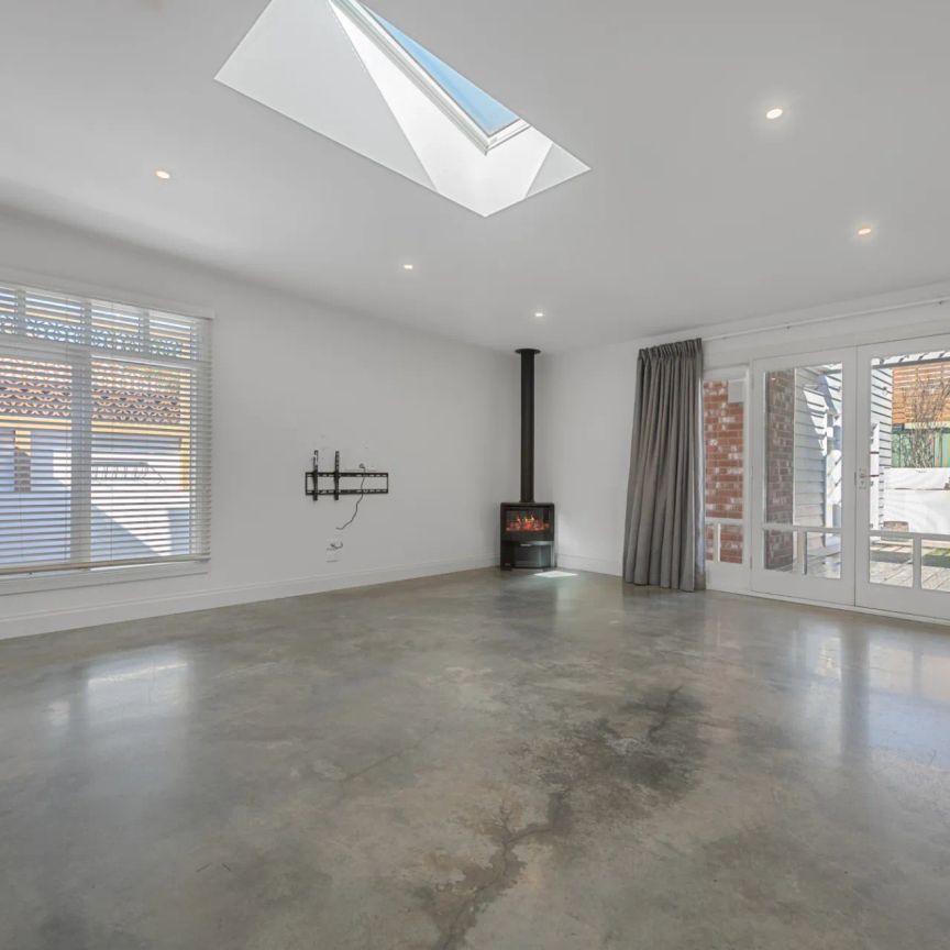 Character, Comfort & Convenience – Renovated Cottage with Studio Retreat - Photo 1