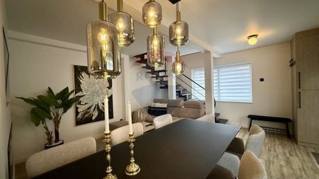 Parte de casă cu etaj – lux, interior superb, 2 locuri... - Fotografie 2