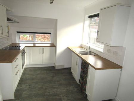 3 bed House - To Let - Photo 5