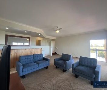 Charming 3-Bedroom Unit with Scenic Views in Cannonvale - Photo 2