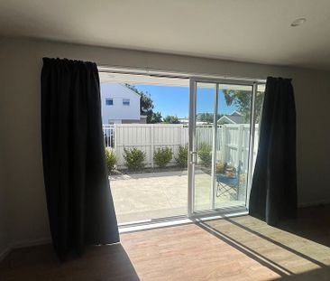 Modern 3 Bedroom Townhouse in Woolston - Photo 2