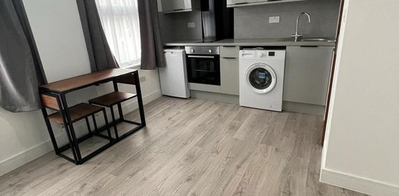 Studio Flat, Huxley Road, N18 - Photo 2