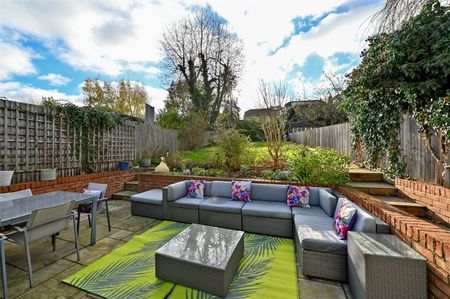 SHORT TERM - Updated four-bedroom period home situated in the heart of Cookham just 0.4 miles from the station. - Photo 2